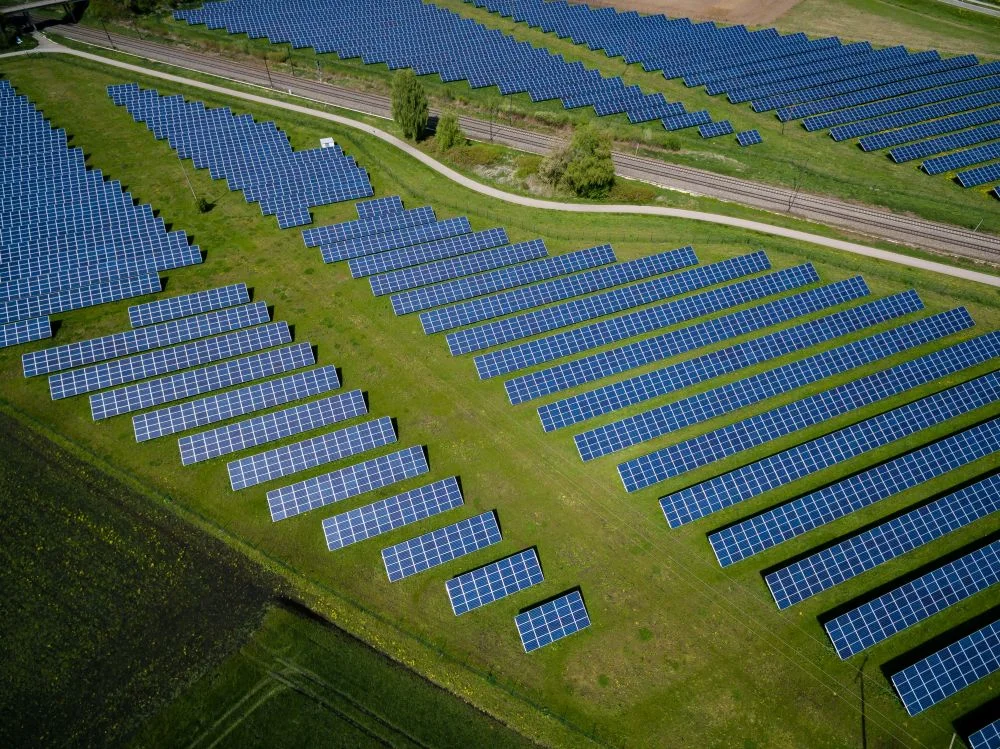 Grande impianto fotovoltaico utility-scale con strutture tracker