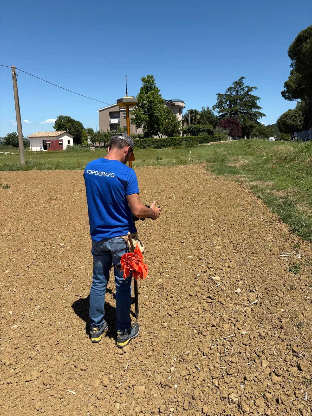 Attività di rilievo topografico su campo aperto