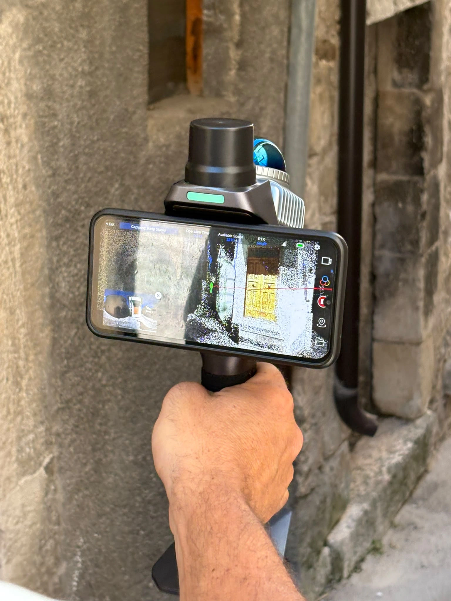 Ricevitore GPS GNSS RTK su base per assistenza in cantiere